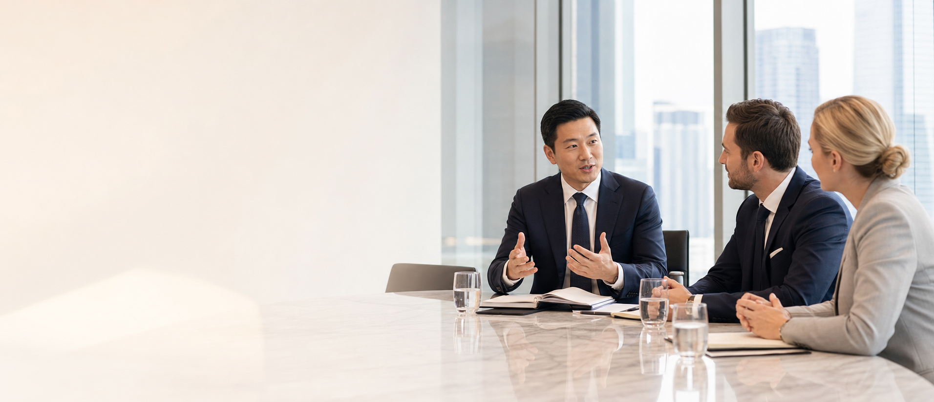 글로벌 비즈니스 미팅에서 대화하는 리더들